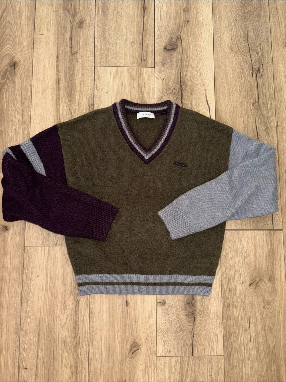 Danielle Guizio Varsity V-neck jumper - Picture 2 of 6